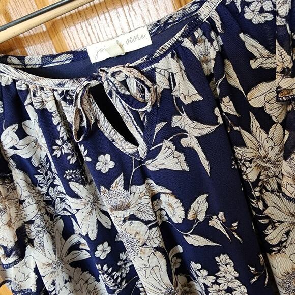 Joie De Vivre Navy Blue and Ivory Floral Top Flutter Sleeve Plus Size 1X Ruffles - Picture 3 of 11